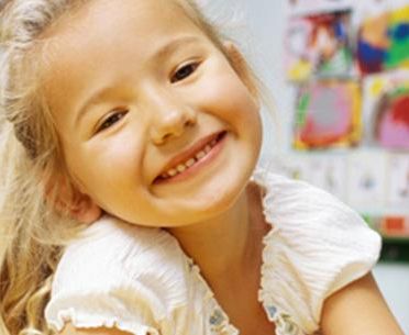 Centro de Educación Infantil 7 Enanitos niña sonriendo